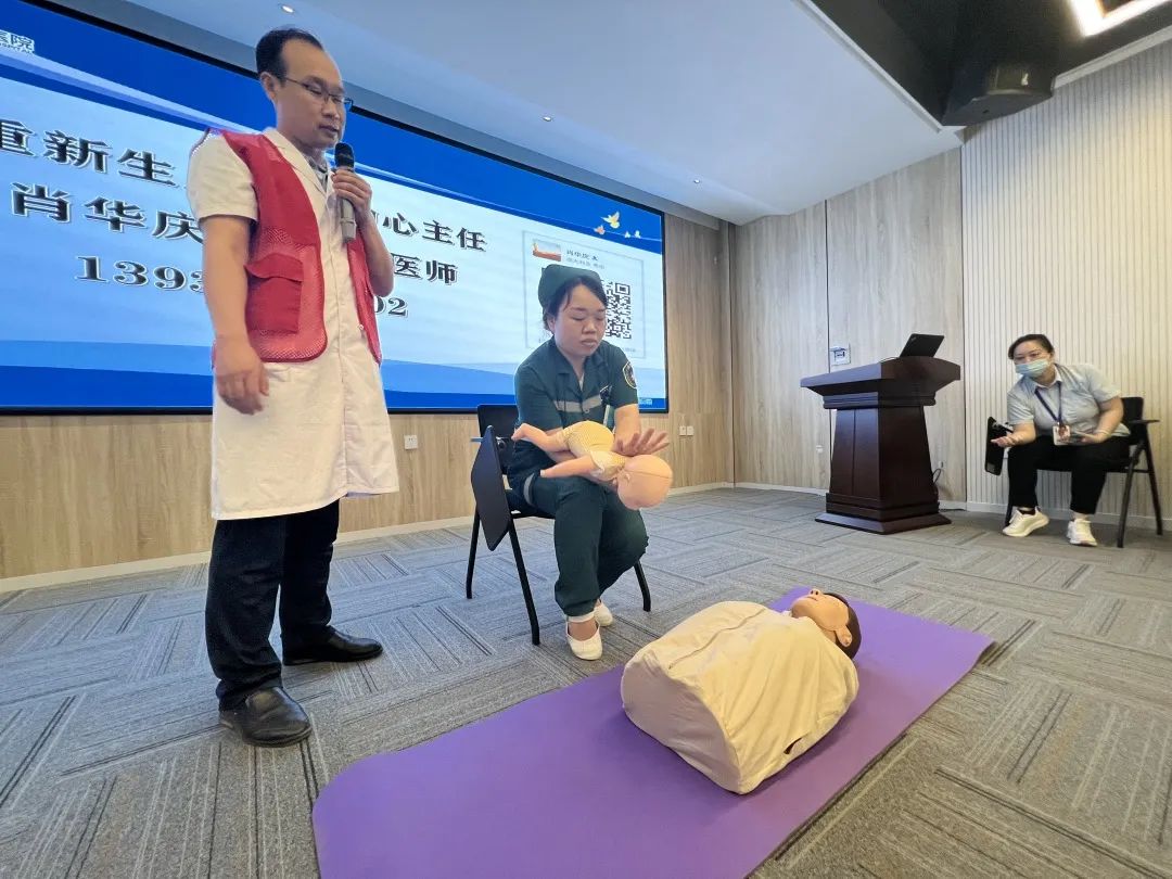 我司约请宜阳县人民医院开展“救在身边”主题抢救知识和手艺培训_来利国际app